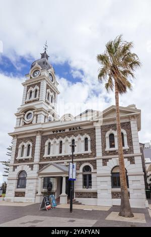 ADELAIDE, AUSTRALIEN, 13. APRIL 2023: Der beliebte Vorort Glenelg um Jimmy Melrose Park und Glenelg Town Hall in Adelaide, South Australia, Austr Stockfoto