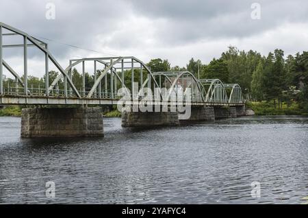 Segersta, Gemeinde Bollnas, Schweden, 08 03 2019: Diagonaler Blick über die Milleniumbridge, Europa Stockfoto