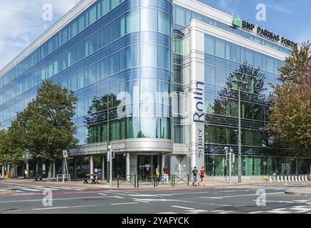 Etterbeek, Brüssel-Hauptstadt, Belgien, 09 20 2020 das moderne Wohn- und Bürogebäude aus Glas und Stahl Espace Rodin, Europa Stockfoto