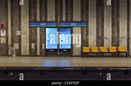 Ixelles, Brüssel, Belgien, 03 30 2019 Menschen von gemischten Rennen warten auf die U-Bahn-Station Louisa, Europa Stockfoto