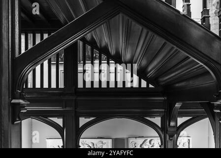 Brüssel, Belgien, 10 25 2018: Alte Holztreppe im Museum der Stadt Brüssel, Europa Stockfoto