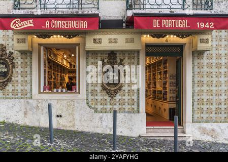 Lissabon, Portugal, 12 28 2018: Fassade eines traditionellen kleinen Lebensmittelgeschäfts mit typisch portugiesischen Fliesen, Europa Stockfoto