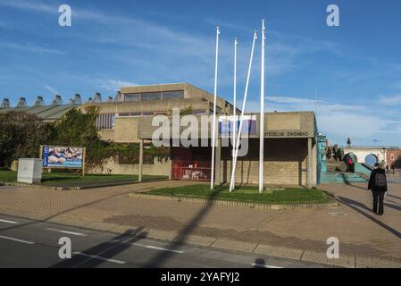 Ostend, Westflandern, Belgien 10 26 2019 Fassade des örtlichen Schwimmbades Stockfoto