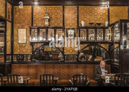 Brüssel, Belgien, 01 18 2019: Alter Mann liest eine Zeitung im Café Le Cirio im Jugendstil, Europa Stockfoto