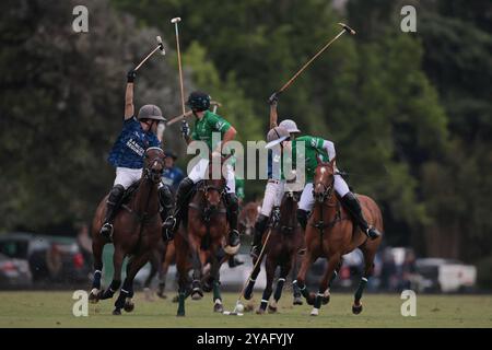 Tortugitas, Buenos Aires - 13. Oktober 2024: In der zweiten Runde der 84. Tortugas Country Club Open, präsentiert von Jumbo, triumphierte La Dolfina Saudi mit einem Sieg von 17-13 auf Feld 5 über La Hache Cría & Polo. Gonzalo Ferrari trat für den verletzten Adolfito Cambiaso ein, und La Dolfina fand ihren Rhythmus vom zweiten Chukker, gewann ihn 4-0 und übernahm die Kontrolle über das Spiel. Poroto Cambiaso stieß mit 8 Toren (sechs im Elfmeterschießen) auf, während Pelón Stirling und Juan M. Nero zu einer starken Teamleistung beitrugen. Quelle: UNAR Photo/Alamy Live News Stockfoto