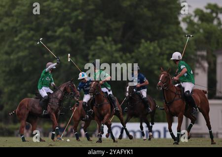 Tortugitas, Buenos Aires - 13. Oktober 2024: In der zweiten Runde der 84. Tortugas Country Club Open, präsentiert von Jumbo, triumphierte La Dolfina Saudi mit einem Sieg von 17-13 auf Feld 5 über La Hache Cría & Polo. Gonzalo Ferrari trat für den verletzten Adolfito Cambiaso ein, und La Dolfina fand ihren Rhythmus vom zweiten Chukker, gewann ihn 4-0 und übernahm die Kontrolle über das Spiel. Poroto Cambiaso stieß mit 8 Toren (sechs im Elfmeterschießen) auf, während Pelón Stirling und Juan M. Nero zu einer starken Teamleistung beitrugen. Quelle: UNAR Photo/Alamy Live News Stockfoto