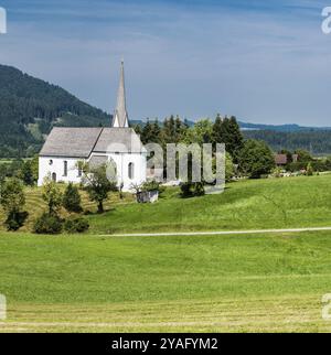 Malerischer Blick auf Kapelle und grünen Hügeln über der deutschen Landschaft im Dorf Kappel Stockfoto