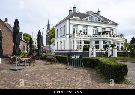 Oosterhout, Gelderland, Niederlande, 08 11 2022, Fassade eines Restaurants und Terrasse namens Freedom, Europe Stockfoto