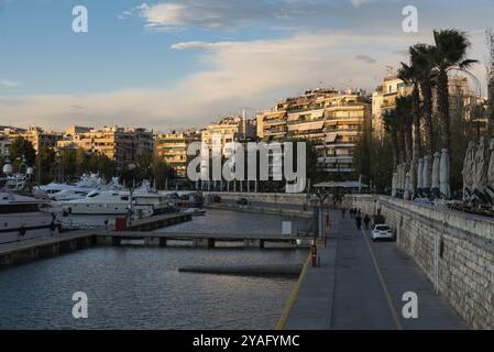 Freattyda, Athen, Griechenland, 12 28 2019 Goldene Stunde Landschaft Blick über den Jachthafen von Piräus mit Booten und rosa Wolken, Europa Stockfoto