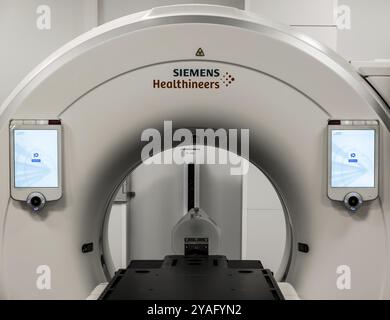 Auderghem, Brüssel, Belgien, 02 18 2019: Röntgen für die Computertomografie-CT-Scan-Diagnostik im CHIREC-Krankenhaus, Europa Stockfoto