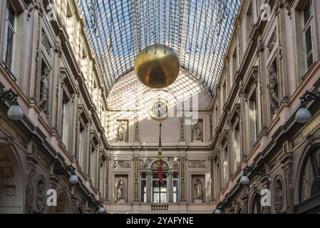 Brüssel, Belgien, 12 18 2018: Glasdach und Fassaden der Galerie Saint Hubertus im Jugendstil mit Weihnachtsdekoration, Europa Stockfoto