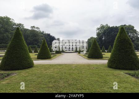 Vilvoorde, Flämisch-Brabant, Belgien, 08 28 2021 Park und Hauptgebäude des Restaurants Orangerie, Europa Stockfoto