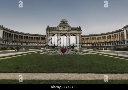 Brüssel, Belgien, 06 26 2018: Touristen spazieren unter den Arkaden des Cinquentenaire-Denkmals bei Sonnenuntergang, Europa Stockfoto