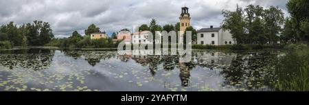 Forsmark, Osthammar, Schweden, 07 31 2019 Reflexionen des alten Dorfes in einem kleinen Teich, Europa Stockfoto