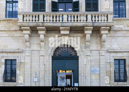 Valletta, Malta, 01 07 2022: Klassische Fassade des Bavaria Hostels, Europa Stockfoto