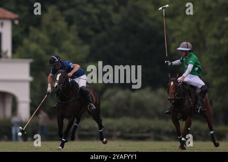 Tortugitas, Buenos Aires - 13. Oktober 2024: In der zweiten Runde der 84. Tortugas Country Club Open, präsentiert von Jumbo, triumphierte La Dolfina Saudi mit einem Sieg von 17-13 auf Feld 5 über La Hache Cría & Polo. Gonzalo Ferrari trat für den verletzten Adolfito Cambiaso ein, und La Dolfina fand ihren Rhythmus vom zweiten Chukker, gewann ihn 4-0 und übernahm die Kontrolle über das Spiel. Poroto Cambiaso stieß mit 8 Toren (sechs im Elfmeterschießen) auf, während Pelón Stirling und Juan M. Nero zu einer starken Teamleistung beitrugen. Quelle: UNAR Photo/Alamy Live News Stockfoto