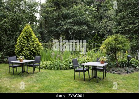 Hattem, Gelderland, Niederlande, 07 14 2022, Stühle und Tische einer Terrasse im Wald, Europa Stockfoto