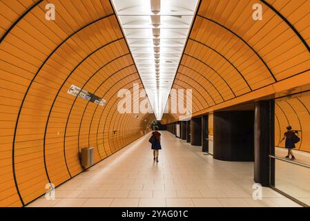 München, Bayern/Deutschland, 07 29 2018: Junge Frau im Sommerrock, die durch einen Fußgängertunnel an der U-Bahn-Station Marienplatz geht Stockfoto