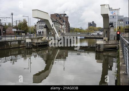 Aalst, Flämisch Brabant, Belgien, 11 02 2022, die St. Anna Brücke reflektiert im Wasser des Dender, Europa Stockfoto