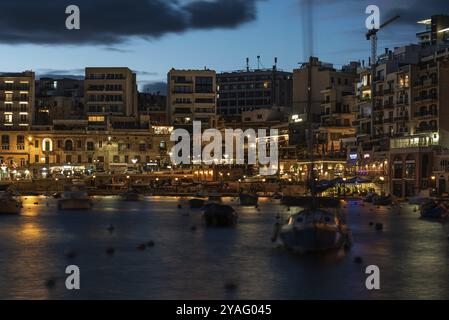 Saint Julian, Malta, 01 07 2022: Landschaftsblick über die Bucht und den Yachthafen am Meer, Europa Stockfoto