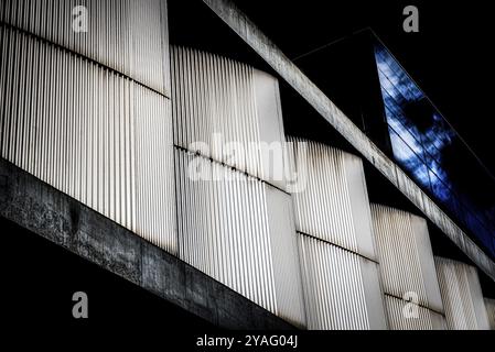Abstrakte Linien und Formen, Detail eines zeitgenössischen Betongebäudes mit digitaler Manipulation, Athen, Griechenland, Europa Stockfoto