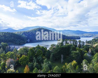 Ein Blick aus der Luft an einem kühlen Herbsttag über dem Maroondah Reservoir in der Nähe von Healesville in Victoria, Australien, Ozeanien Stockfoto