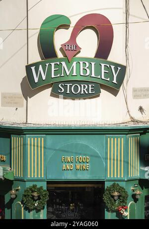 Valletta, Malta, 01 07 2022: Schild und Eingang zum Wembley Store, einem guten Lebensmittel- und Weinladen, Europa Stockfoto