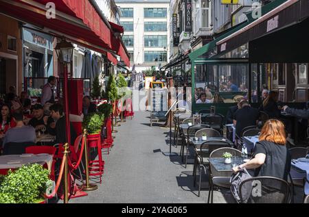 Ixelles, Region Brüssel-Hauptstadt, Belgien, 07 03 2022, Terrassen von Mittagsrestaurants in der Fußgängerzone der Jourdan-Straße, Europa Stockfoto