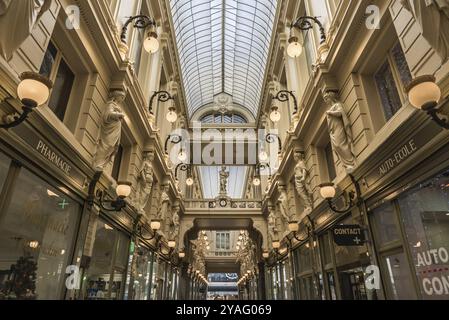 Brüssel, Belgien, 12 18 2018: Das dekorierte Kunst- und Einkaufszentrum Passage du Nord im eklektischen Stil in der Altstadt Europas Stockfoto