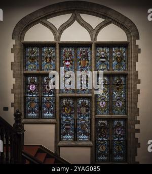 Brüssel, Belgien, 10 25 2018: Innenarchitektur eines bogenförmigen Buntglasfensters im Königshausmuseum der Brüsseler Geschichte, Europa Stockfoto
