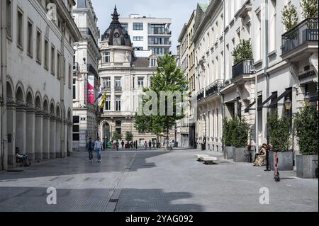 Altstadt von Brussel, Belgien, 06 19 2022, Rückseite des Münzplatzes mit Menschen und historischen Gebäuden, Europa Stockfoto