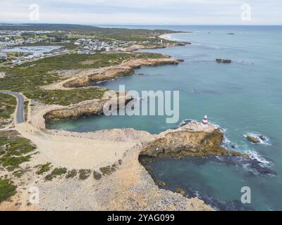 Ein Blick aus der Vogelperspektive über das ländliche Township von Robe und Obelisk an der Kalksteinküste an einem sonnigen Herbsttag in South Australia, Australien, Ozeanien Stockfoto