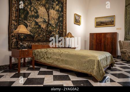 Krakau, Polen, 23. März 2024, antikes Schlafzimmer im Schloss Wawel, Europa Stockfoto