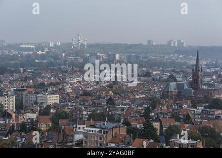 Koekelberg, Region Brüssel-Hauptstadt, Belgien, 10 23 2019 Panoramablick über Brüssel an einem nebeligen Morgen über Jette und Laeken, Europa Stockfoto