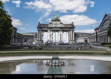 Brüssel, Belgien, 07 03 2019 der Stadtpark cinquantenaire mit einem Brunnen, bunten Blumen und den symbolischen Arkaden im Hintergrund, Europa Stockfoto