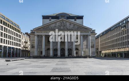 Brüssel Altstadt, Region Brüssel Hauptstadt, Belgien, 04 09 2020 die neoklassizistische Fassade und Treppe des Opernhauses La Monnaie, Europa Stockfoto