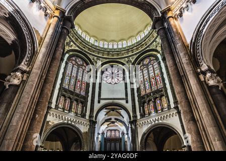 Schaerbeek, Brüssel/Belgien, 08 14 2018: Bögen und verzierte Wände der königlichen Kirche St. Maria Stockfoto