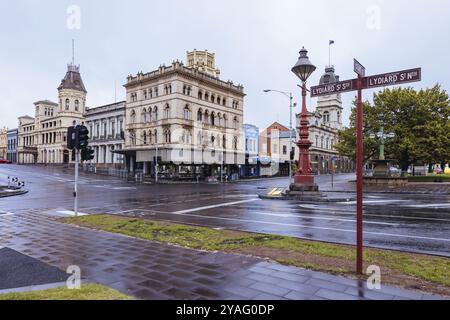 BALLARAT, AUSTRALIEN, 8. April 2023: Die ikonische Architektur der viktorianischen Landstadt Ballarat an einem stürmischen Herbstmorgen Stockfoto