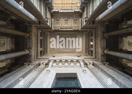 Region Brüssel-Hauptstadt, Belgien, 06 05 2022, Niedrigwinkelansicht der Decke und der Säulen der Haupteingangshalle des Gerichtshofs, Europa Stockfoto