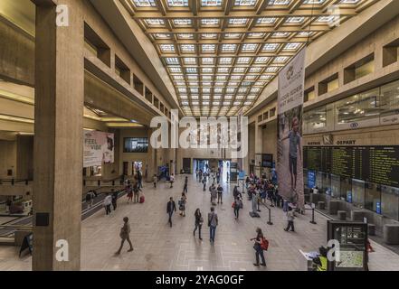 Brüssel Altstadt, Brüssel Hauptstadt Belgien, 09 02 2019 Fußgänger in der Haupthalle des von victor H entworfenen Zentralbahnhofs Stockfoto