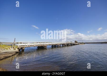 Die Wallaga Lake Bridge und die umliegende Landschaft in Bega Shire, New South Wales, Australien, Ozeanien Stockfoto