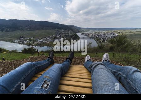 Mehring, Rheinland-Pfalz, Deutschland, 04 12 2019, Blaujeans Beine eines jungen Mannes und einer Frau mit Blick auf die gewundene Mosel, umgeben von V Stockfoto