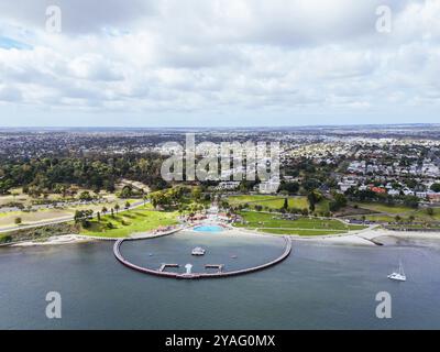 Von Port Phillip Bay aus blickt man aus der Vogelperspektive in Richtung Geelong CBD und Eastern Beach Children's Pool an einem warmen Sommermorgen in Geelong, Victoria, Australien, OCE Stockfoto