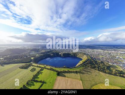 Die ländliche Stadt Mt Gambier und ihr berühmter Blue Lake Krater an einem sonnigen Herbsttag in South Australia, Australien, Ozeanien Stockfoto