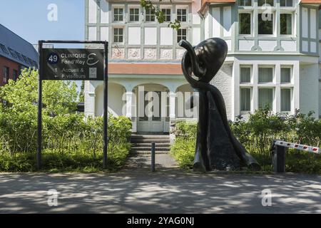 Uccle, Region Brüssel-Hauptstadt, Belgien, 05 17 2020 Fassade und Eingang des Fond'Roy Krankenhauses, Europa Stockfoto