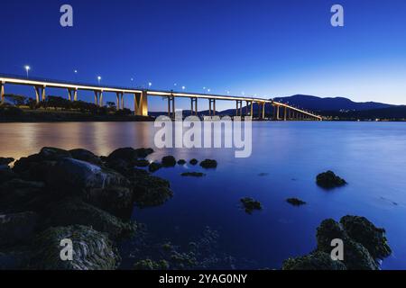 Die berühmte Tasman Bridge in der Abenddämmerung an einem klaren Frühlingsabend über den Derwent River im Zentrum von Hobart, Tasmanien, Australien. Schuss aus dem Clarence F Stockfoto