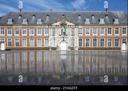 Averbode, Laakdal, Belgien, 21. April 2023, das Gebäude der historischen Abtei spiegelt sich im Wasser, Europa Stockfoto