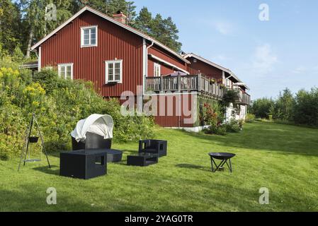 Segersta, Gemeinde Bollnas, Schweden, 08 03 2019: Sommerhaus und Garten im typisch schwedischen Landhausstil, Europa Stockfoto