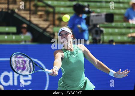 MELBOURNE, AUSTRALIEN, 12. JANUAR: Mirra Andreeva aus Russland spielt am dritten Tag des Kooyong Classic 2024 in Kooyon gegen Danielle Collins Stockfoto