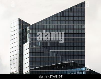 Saint-Josse, Region Brüssel-Hauptstadt, Belgien, 03 10 2020 abstrakte Linien und Formen der Spitze des Rogier-Turms, Hauptsitz der Belfius-Bank, Euro Stockfoto